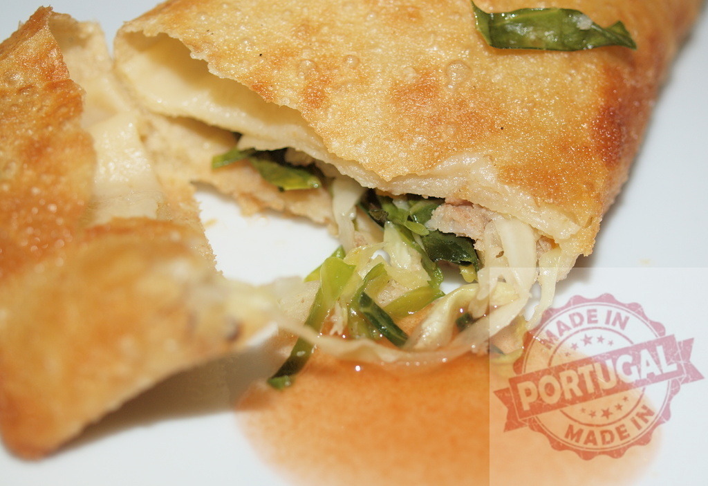 Crispy fried egg roll with sweet and sour sauce | Crispy fried egg roll filling with vegetables and meat on a white plate with sweet and sour sauce - Realisiert mit Pictrs.com