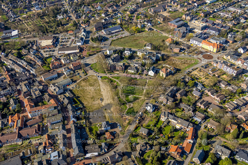 Rees240312503 | Luftbild, Wohngebiet mit Wiesenflächen und Kreisverkehr am Stadtgarten, Rees, Nordrhein-Westfalen, Deutschland