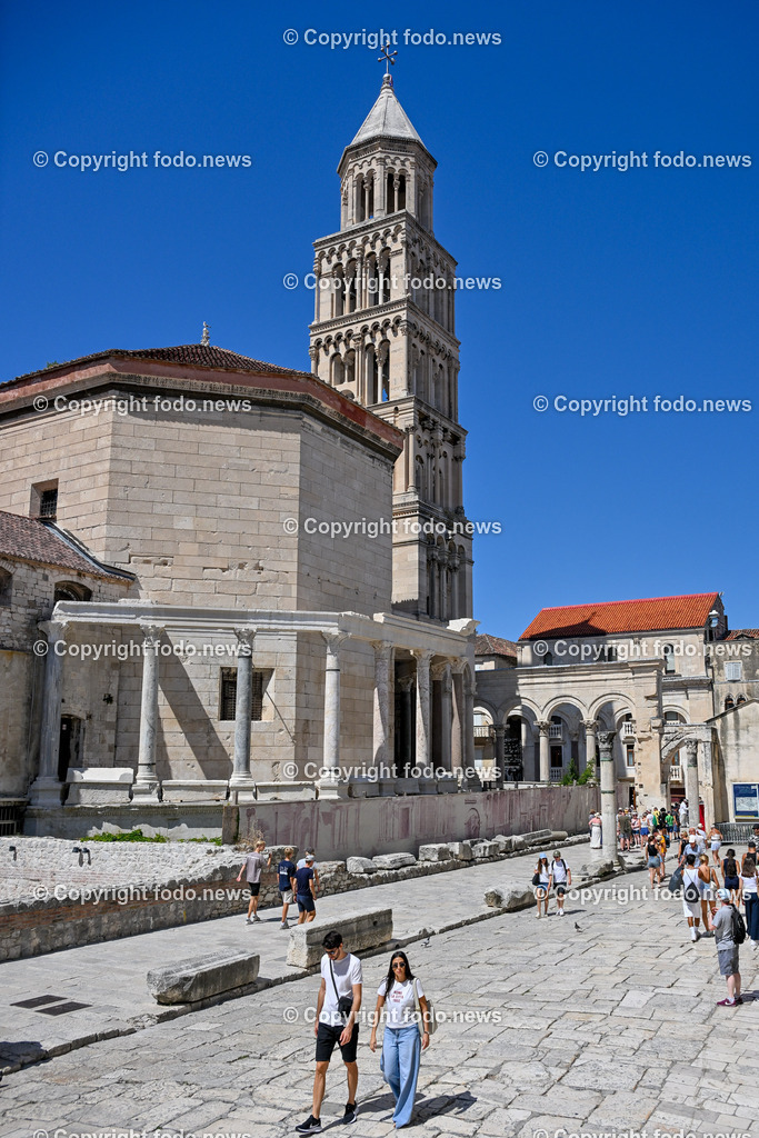 Kroatien_ Split_ 21.07.2025-54 | 21.07.2025, Kroatien, HRV, Split, im Bild Themenbild, Stadtansichten, Campanile des Doms St. Domnius, Boegen des Peristyls, Touristen, Tourismus, Feature, SymbolbildSplit zweitgroesste Stadt Kroatiens. Die Stadt ist Verwaltungssitz der Gespanschaft Split-Dalmatien 