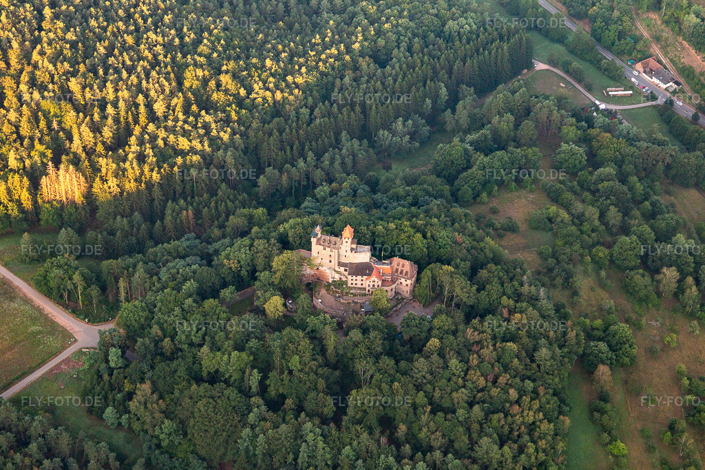 Luftbild: Burg Berwartstein in Erlenbach bei Dahn im Bundesland Rheinland-Pfalz in Deutschland. Foto: IMG_121953.jpg vom 08.08.2020 durch Werner Riehm/FLY-FOTO.de