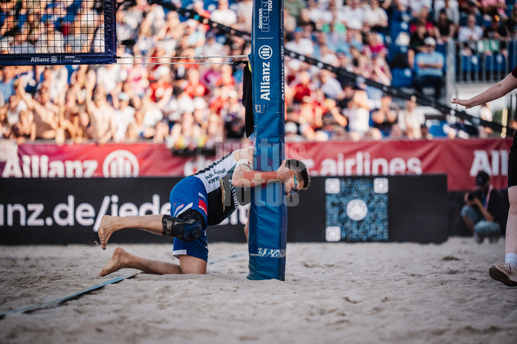 Beachvolleyball | Männer | Deutsche Meisterschaften 2025 Timmendorfer Strand | 04.09.2025 | David Poniewaz umarmt den Netzpfosten