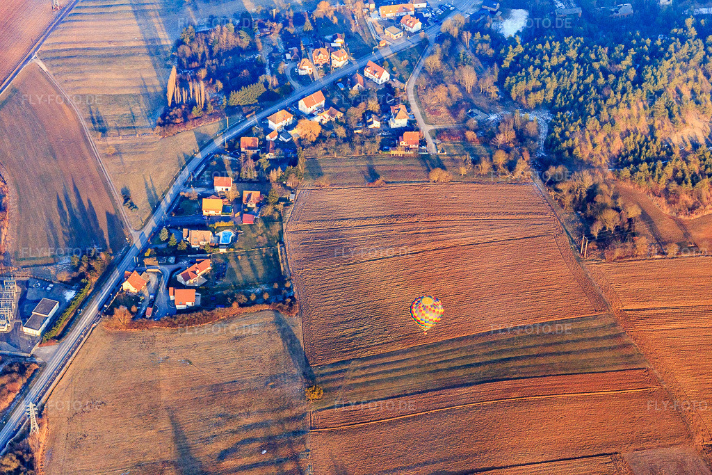 Luftbild: Heissluftballon von oben in Preuschdorf im Bundesland Bas-Rhin in Frankreich. – Foto: IMG_096356.jpg vom 21.01.2017 durch Werner Riehm/FLY-FOTO.de – Auflösung des Originals: 5472 x 3648 px