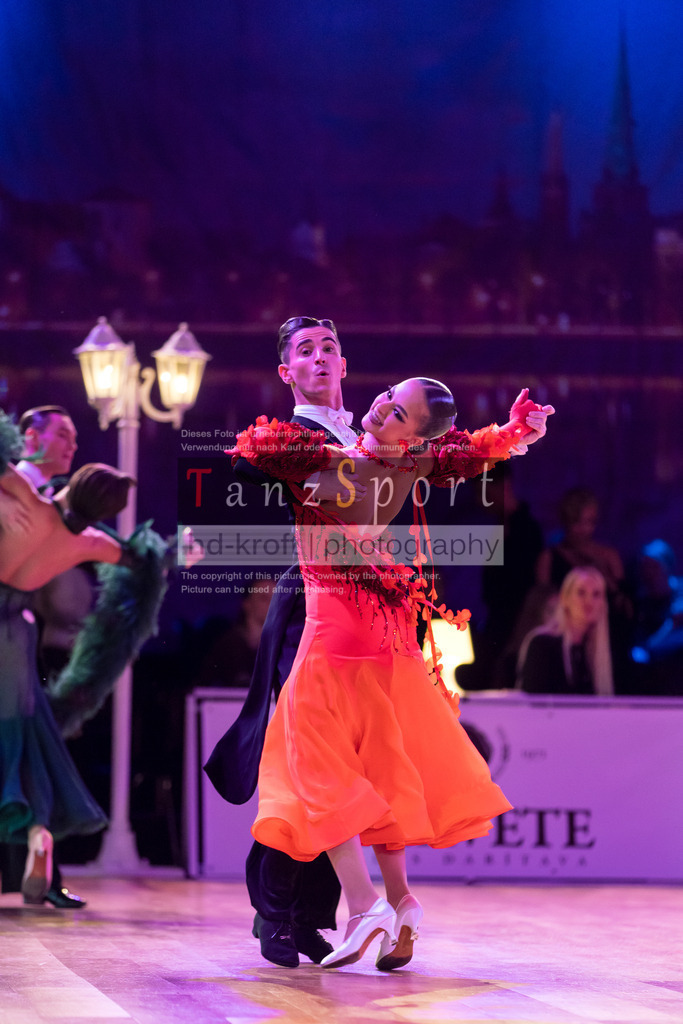 20241215_WDSF_Int_Open_Std-Riga-8937 | Tanzsportbilder, Standardtanz, Lateintanz, WDSF, DTV, LTVB, dancecomp, goc, hessen tanzt, blaues band der spree, walzer, tango, wiener walzer, slowfox, quickstepp, samba, rumba, cha-cha-cha, paso doble. jive, hd-kroft photography, turniertanzsport