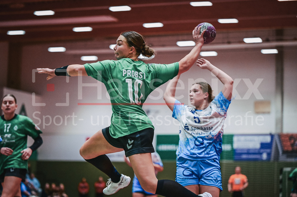 Handball, 2. Bundesliga Frauen, SV Werder Bremen - TuS Lintfort | v.li.: Madita Probst (SV Werder Bremen, 10) beim Abwurf, am Ball, Spielszene, Aktion, Action, Eline Veltrop (TuS Lintfort, 5) dahinter