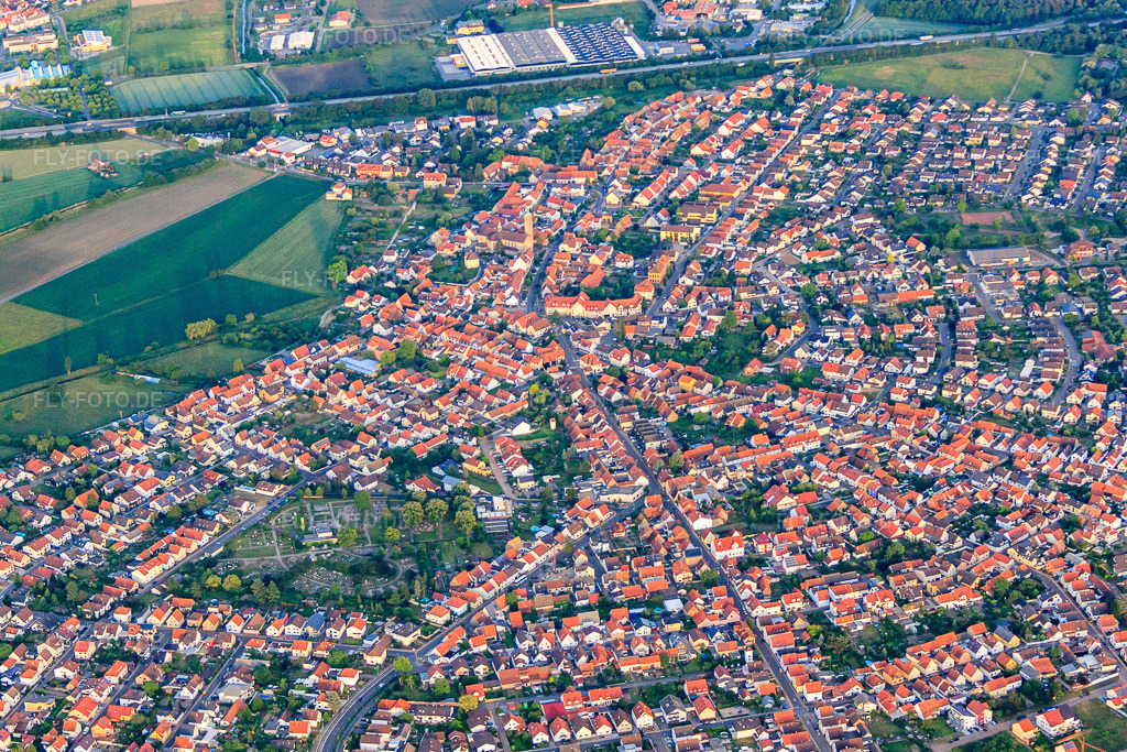 Luftbild: Friedhof St. Leon im Ortsteil Sankt Leon in St. Leon-Rot im Bundesland Baden-Württemberg in Deutschland. Foto: IMG_66436.jpg vom 30.05.2014 durch Werner Riehm/FLY-FOTO.deAuflösung des Originals: 4576 x 3051 px