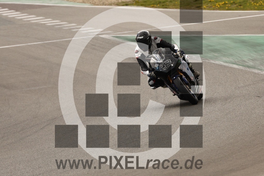 0042-20260418_02902 | Schöne Erinnerungen an spannende Momente - das festzuhalten ist unser Job. PIXELrace.de ist seit 2003 auf den Rennstrecken Europas unterwegs um die Action draußen beim Fahren und die wunderbare Stimmung imm Fahrerlager für euch einzufangen.