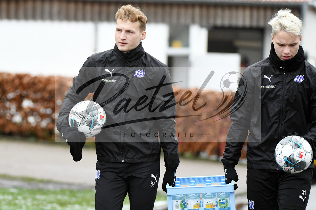 20200226_TRAOSN_0010 | Fussball, Herren: Simon Haubrock (VfL Osnabrueck) und Niklas Schmidt (VfL Osnabrueck) schauen waehrend der Trainingseinheit des VfL Osnabrueck im Sportpark Illoshoehe am 26.02.2020 in Osnabrueck, Deutschland. - Realisiert mit Pictrs.com