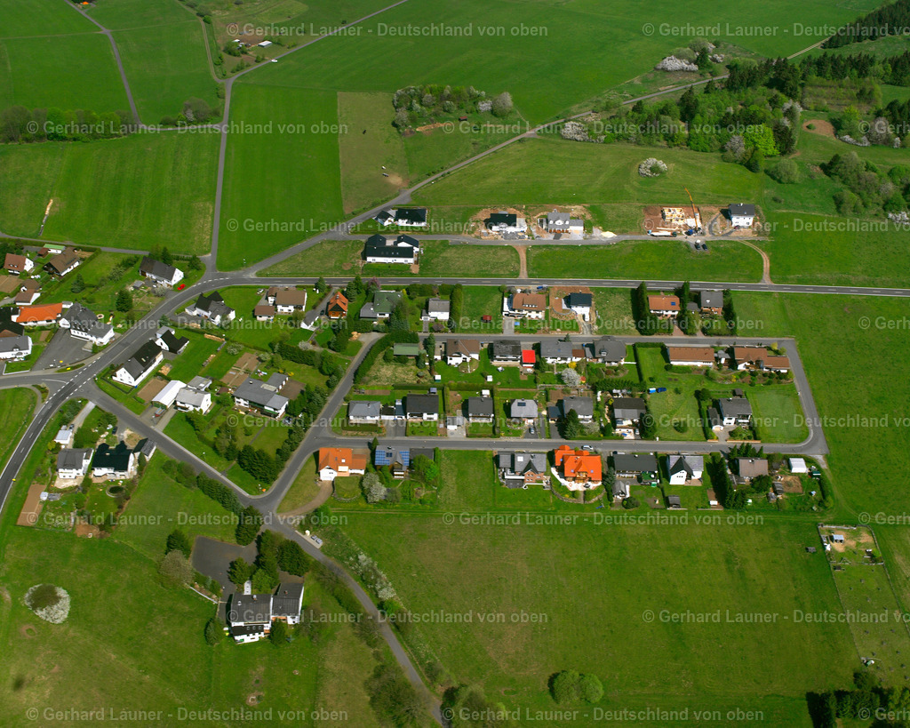 2610077 | HEISTERBERG 09.06.2006 Landwirtschaftliche Nutzflächen und Feldgrenzen  umsäumen das Siedlungsgebiet des Dorfes in Heisterberg im Bundesland Hessen, Deutschland // Agricultural land and field boundaries surround the settlement area of the village  in Heisterberg in the state Hesse, Germany Foto: Gerhard Launer