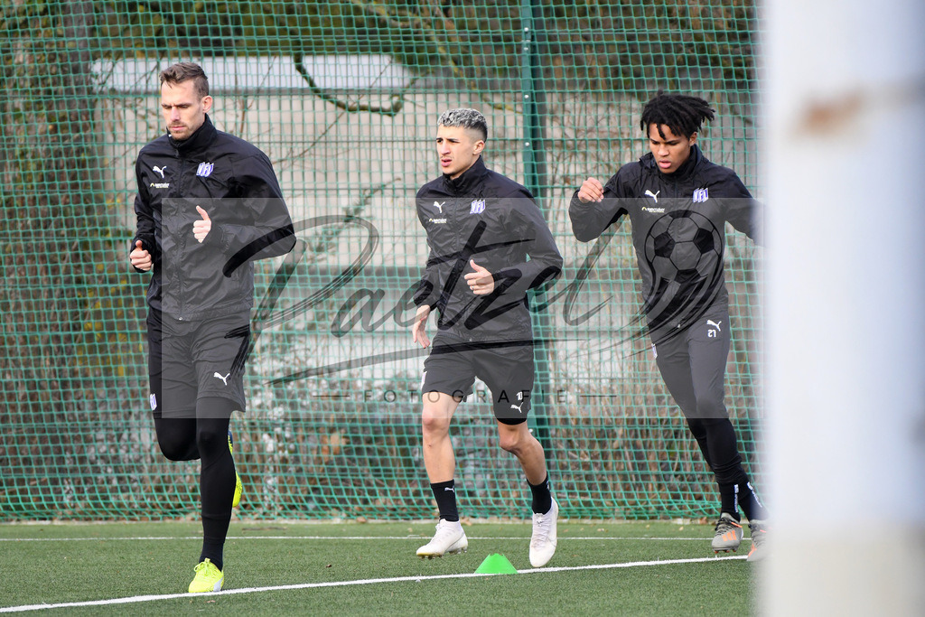 20200131_TRAOSN_0005 | Fußball, Herren: Maurice Trapp (VfL Osnabrueck), Anas Ouahim (VfL Osnabrueck) und Felix Agu (VfL Osnabrueck) schauen waehrend der Trainingseinheit des VfL Osnabrueck im Sportpark Illoshoehe am 31.01.2020 in Osnabrueck, Deutschland. - Realisiert mit Pictrs.com