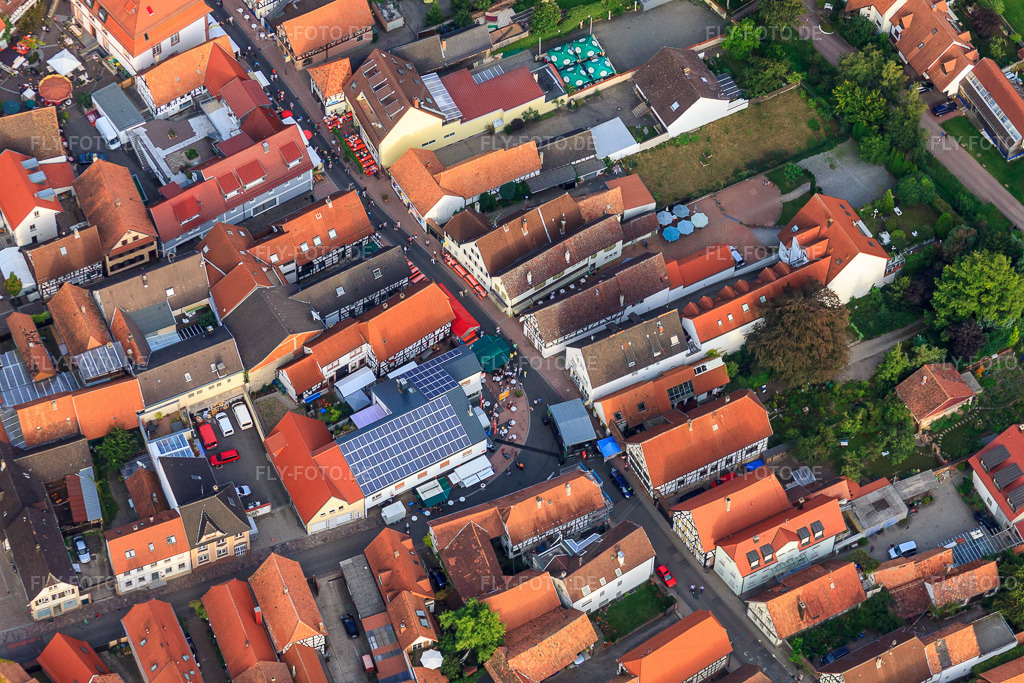 Luftbild: Stadtfest 2011 in der Haupt- und Landauer Straße in Kandel im Bundesland Rheinland-Pfalz in Deutschland. Foto: IMG_44996.jpg vom 03.09.2011 durch Werner Riehm/FLY-FOTO.de