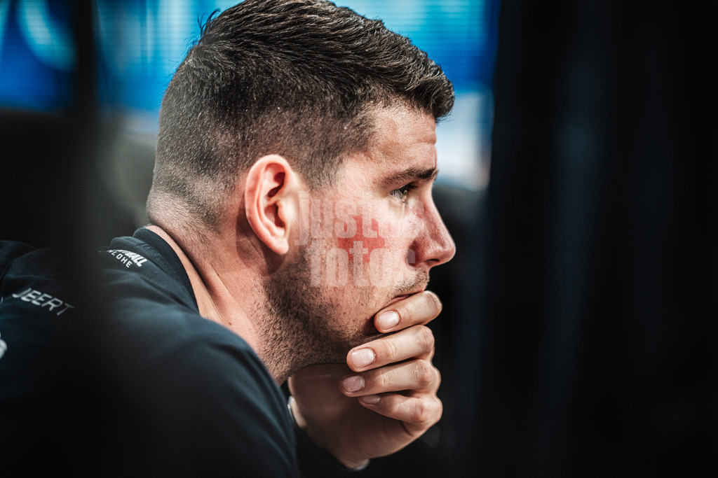 Basketball | Männer | Saison 2023/2024 | easyCredit Basketball Bundesliga | 31. Spieltag | Veolia Towers Hamburg vs. HAKRO Merlins Crailsheim | 30.04.2024 | Bogdan Radosavljevic (HAKRO Merlins Crailsheim) auf der Bank