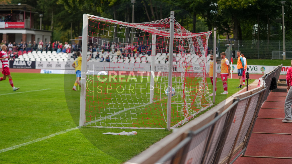 Fußball, Herren, Saison 2025/2026, Regionalliga Nordost, 9. Spieltag, Greifswalder FC vs. FSV 63 Luckenwalde, Sonntag 21.09.2025, Volksstadion Greifswald, | Fußball, Herren, Saison 2025/2026, Regionalliga Nordost, 9. Spieltag, Greifswalder FC vs. FSV 63 Luckenwalde, Sonntag 21.09.2025, Volksstadion Greifswald, Im Bild: Der Ball zappelt im Netz. Der FSV 63 Luckenwalde führt mit 0:2. - Realisiert mit Pictrs.com