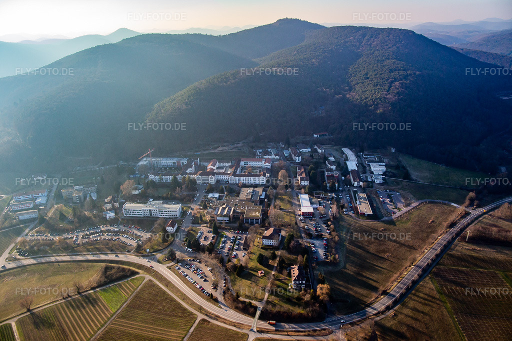 Luftbild: Pfalzklinik in Klingenmünster im Bundesland Rheinland-Pfalz in Deutschland. Foto: IMG_112521.jpg vom 21.01.2019 durch Werner Riehm/FLY-FOTO.de