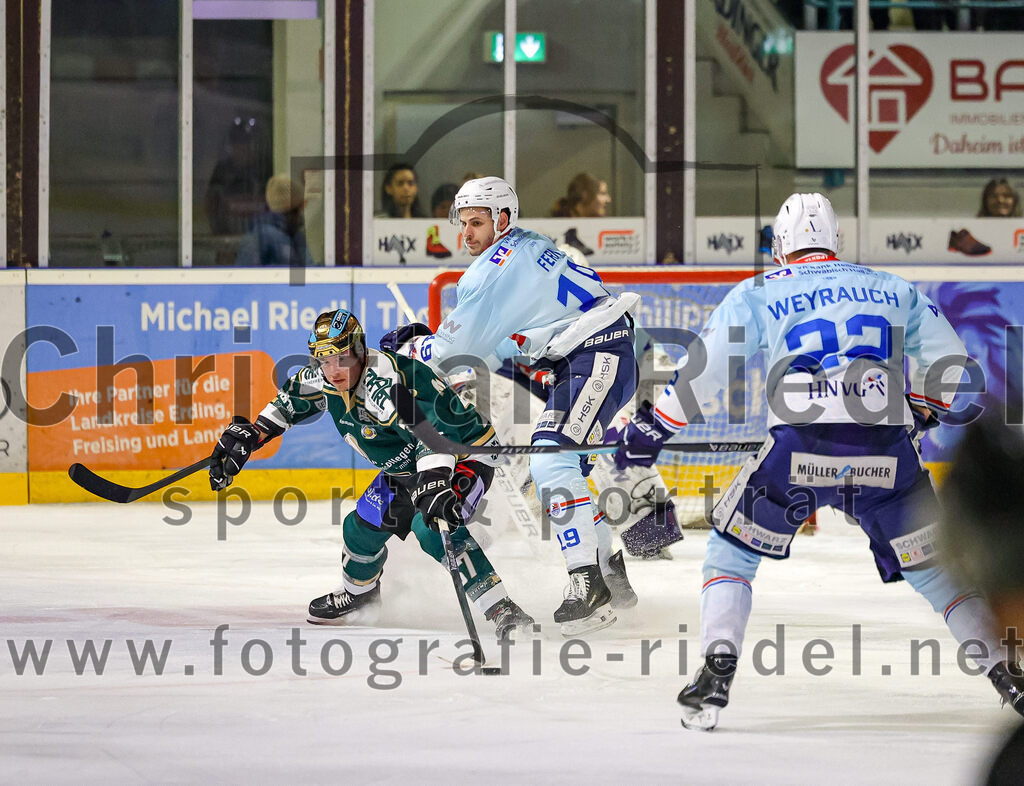 2025-12-23_052_TSV_Erding_gegen_Heilbronner_Falken | Erding, Deutschland, 23.12.2025:Eishockey, Oberliga Süd 2025 / 2026, 29. Spieltag, TSV Erding gegen Heilbronner Falken, Endergebnis: 5:4Thomas Matheson (Erding Gladiators, #37), Leon Fern (Heilbronner Falken, #19), Thore Weyrauch (Heilbronner Falken, #22)Foto: Christian Riedel / fotografie-riedel.net