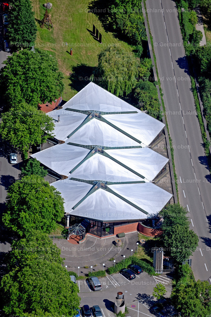 4033534 | FREIBURG IM BREISGAU 30.06.2020 Dachkonstruktion der Schwimmhalle "Faulerbad" in Freiburg im Breisgau im Bundesland Baden-Württemberg, Deutschland. Weiterführende Informationen bei: Regio Bäder GmbH. // Indoor swimming pool "Faulerbad" in Freiburg im Breisgau in the state Baden-Wuerttemberg, Germany. Further information at: Regio Baeder GmbH. Foto: Gerhard Launer
