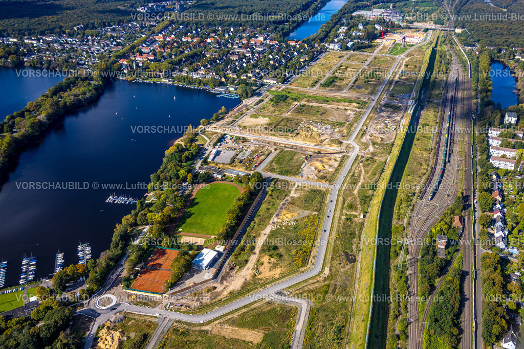 Duisburg241003939 | Luftbild, Baustelle ehemaliger Rangierbahnhof Wedau für neues Duisburger Wohnquartier an der Sechs-Seen-Platte, Sportplatz und hinten die Eisenbahner-Siedlung Wedau, Wedau, Duisburg, Ruhrgebiet, Nordrhein-Westfalen, Deutschland