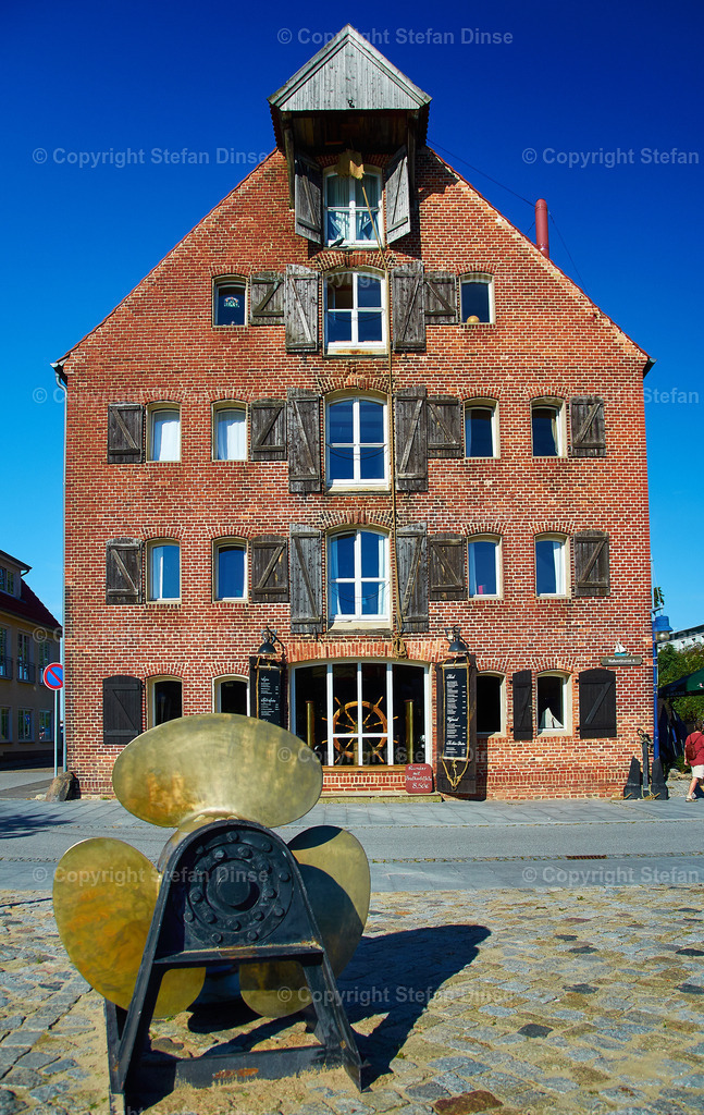_DSC5364 2 | Findlinge im Eis, Zeesenboote bei der Traditionsregatta, eine Seebrücke im Sonnenaufgang - mit den Bildern aus dieser Galerie erhalten Sie wunderschöne Aufnahmen über das ganze Jahr. Ein tolles Produkt zum Verschenken, Werben oder zum Träumen vom nächsten - Realisiert mit Pictrs.com