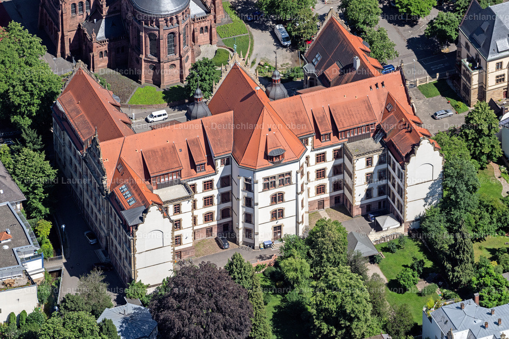 4033238 | FREIBURG IM BREISGAU 30.06.2020 Gebäudekomplex der Berufsschule Telekolleg I an der Gewerbeschule I an der Kirchstraße im Ortsteil Wiehre in Freiburg im Breisgau im Bundesland Baden-Württemberg, Deutschland. // Building complex of the Vocational School Telekolleg I on Gewerbeschule I on street Kirchstrasse in the district Wiehre in Freiburg im Breisgau in the state Baden-Wuerttemberg, Germany. Foto: Gerhard Launer