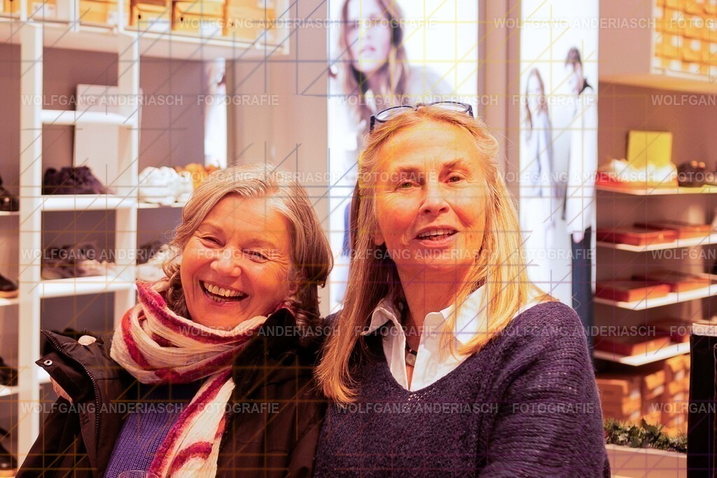 20251130-104822_Schmuck_R3A_0238_wa | Eine besondere Vernissage mitten im Flagship-Store von BÄR Schuhe in Frankfurt: Schmuck trifft auf orthopädische Schuhkunst, Design auf Wohlgefühl. Zwischen funkelnden Details und anatomischer Präzision entstand ein Abend voller Stil, Inspiration und echter Handwerksqualität. Ein herzliches Dankeschön an Alexandra Feirer für die großartige Gastfreundschaft und diesen stimmungsvollen Rahmen. - Realisiert mit Pictrs.com