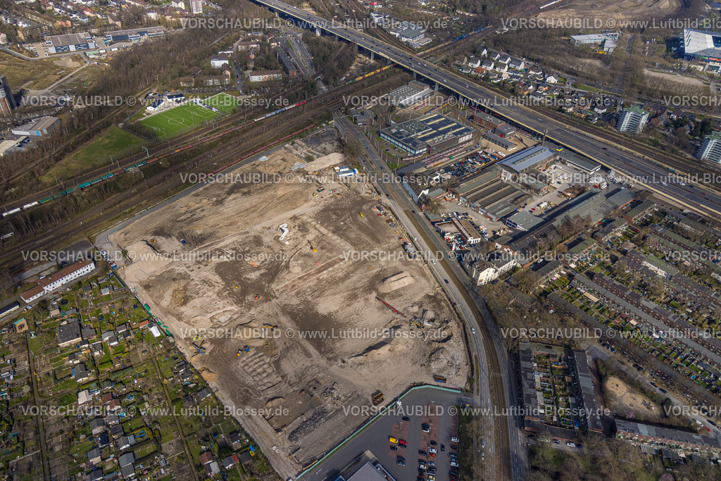 Duisburg240303677 | Luftbild, Abrissarbeiten der ehemaligen RHI Didier-Werke, für geplante neue Gesamtschule, zwischen Gießingstraße und Düsseldorfer Straße, DVG Straßenbahn Stadtbahn Betriebshof, Wanheimerort, Duisburg, Ruhrgebiet, Nordrhein-Westfalen, Deutschland, Duisburg-S
