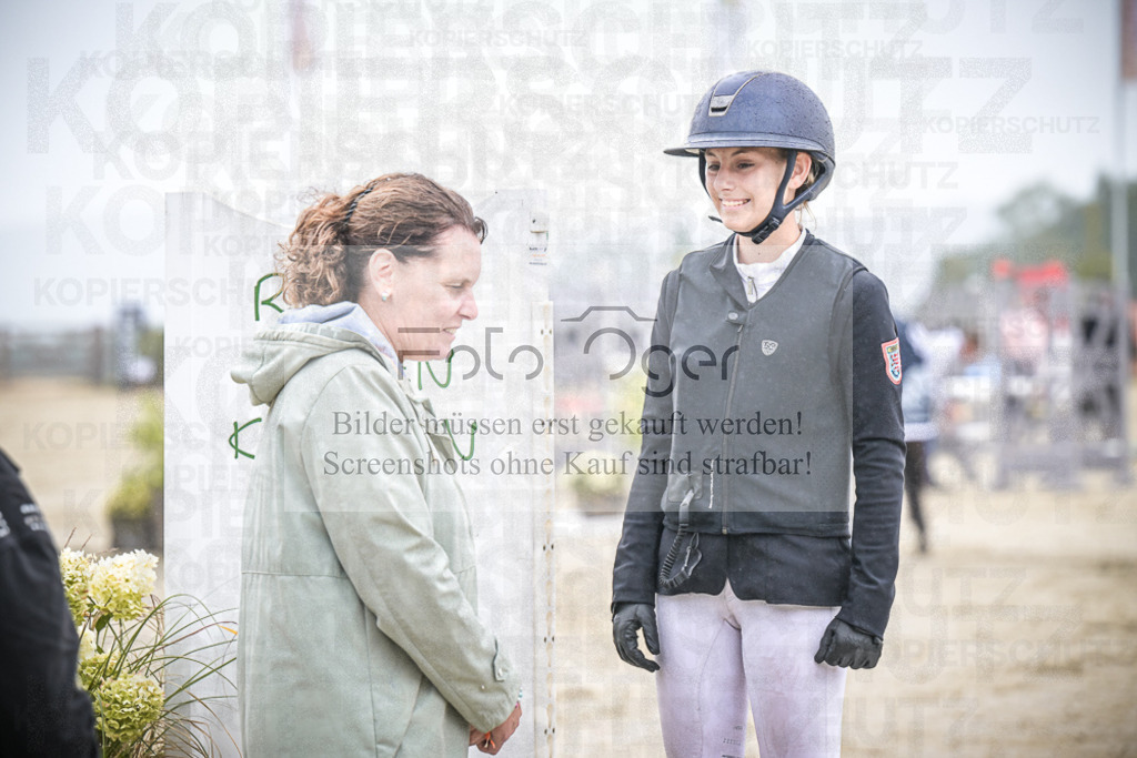 DOS_0060 | Entdecke hochwertige Reitturnierfotos von Foto Oger. Professionell, emotional und authentisch – jetzt Lieblingsmomente im Shop bestellen.Deutschlandweite Turnierfotografie. - Realisiert mit Pictrs.com