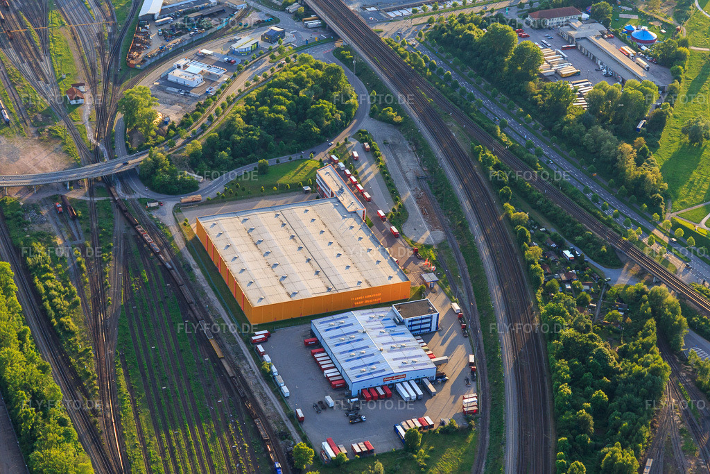 Luftbild: Emons Spedition GmbH & Co. KG und dm Lager in der Wolfartsweierer Straße im Ortsteil Oststadt in Karlsruhe im Bundesland Baden-Württemberg in Deutschland. Foto: IMG_099567.jpg vom 21.05.2017 durch Werner Riehm/FLY-FOTO.deSpedition in Karlsruhe beauftragen