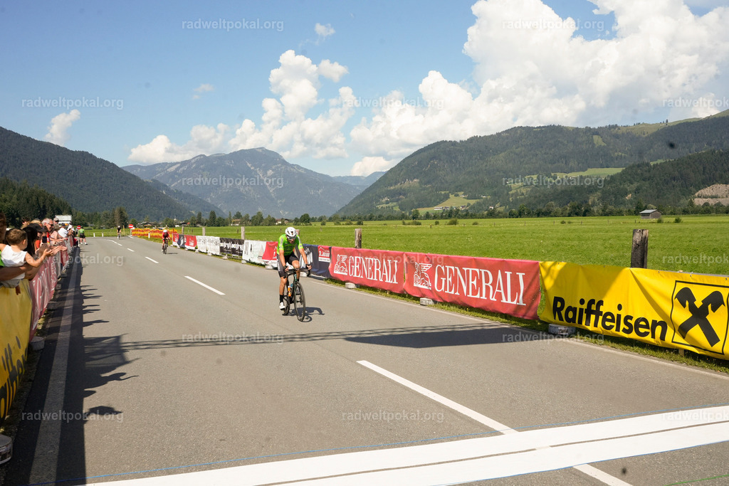 859_20230817_Bewerb_Maenner_Muehlanger | AUT - OESTERREICH, 2023-08-16: SPORT RENNRAD-FAHREN - 55. INTERNATIONALER RADWELTPOKAL IN ST. JOHANN IN TIROL  - Vintage-Radrennen mit WM-Bronze-Medaillen-Siegerin Christina Schweinberger, den Teilnehmer und Alexander Baumann (vom Orginastions-Team) - TAG 2 BEWERB MAENNER IN SECHS GRUPPEN  ; Foto: Roland Muehlanger