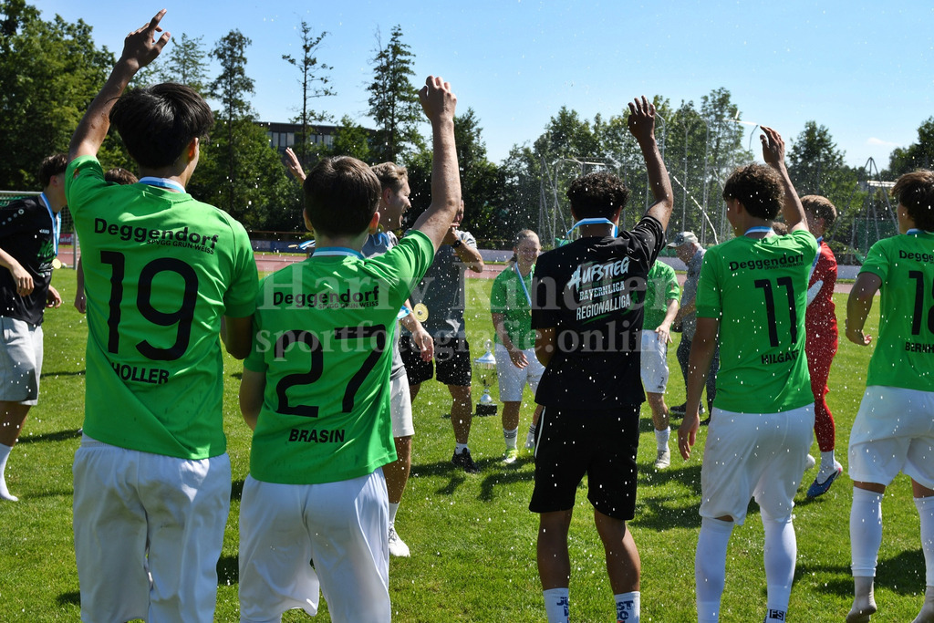 Bayernliga Meister SpVgg GW Deggendorf C-Junioren | Jubelbilder SpVgg GW Deggendorf C-Junioren U15 - Realisiert mit Pictrs.com