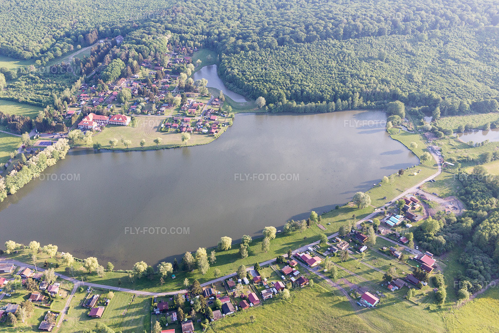 Aerial view: Étang avec Camping in Hambach in the state Moselle, France.Photo: IMG_107349.jpg taken on 05/19/2018 by Werner Riehm/FLY-FOTO.comResolution of the original: 5472 x 3648 px