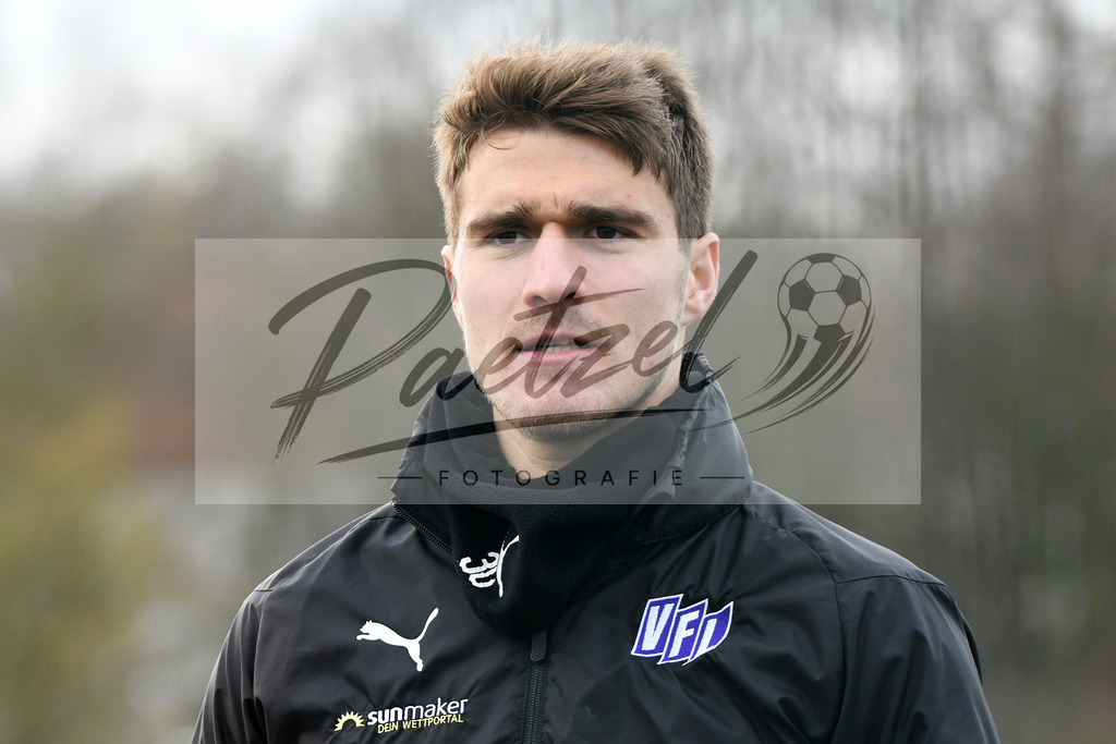 20200131_TRAOSN_0037 | Fußball, Herren: Benjamin Girth (VfL Osnabrueck) schaut waehrend der Trainingseinheit des VfL Osnabrueck im Sportpark Illoshoehe am 31.01.2020 in Osnabrueck, Deutschland. - Realisiert mit Pictrs.com