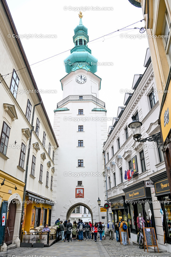 Slowakei_ Bratislavsky kraj_ Bratislava_ 08.10.2024-44 | 08.10.2024, Slowakei, SVK, Bratislavsky kraj, Bratislava, im Bild Bratislava, Stadtansichten, Gebauede, Sehenswurdigkeiten, Tourismus, Touristen, Cafe, Denkmal, Strasse, Donau, Bruecke, Schiff, Burg, Hrad, Ufo, Restaurant, Souvenier, Menschen, Bahnhof, Zug, Hauptstadt