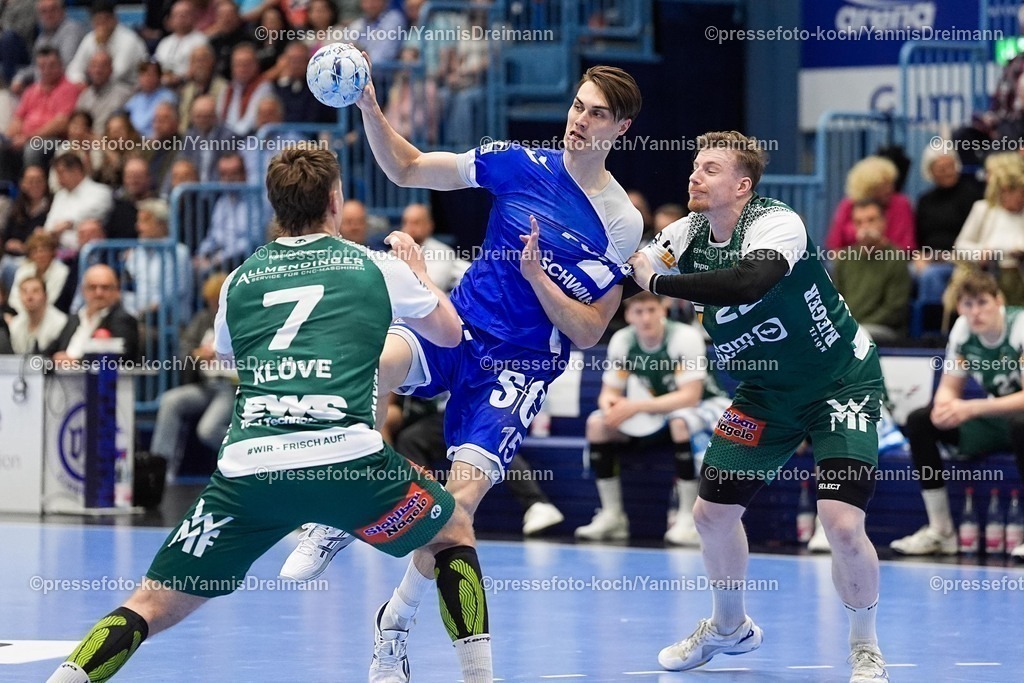 xYDR28052501002 | 28.05.2025, xydrx, Handball, 1.HBL, VFL Gummersbach - FRISCH AUF! Goeppingen, Schwalbe-Arena: Miro Schluroff (VFL Gummersbach #15) im Zweikampf gegen  Victor Kloeve (FRISCH AUF! Goeppingen #7) und Erik Persson (FRISCH AUF! Goeppingen #22)
