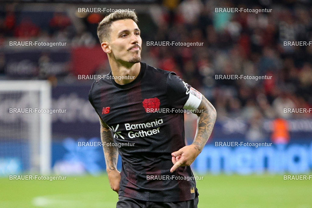 Bayer 04 Leverkusen vs Eintracht Frankfurt - Bundesliga  | Leverkusen, Deutschland, 12.09.25:   Alejandro Grimaldo (Bayer 04 Leverkusen) Torjubel, jubelt nach seinem Treffer zum 3:1 waehrend des Spiels der Bundesliga zwischen  Bayer 04 Leverkusen vs Eintracht Frankfurt in der BayArena(Foto von Brauer-Fotoagentur / Adrian Schlueter)