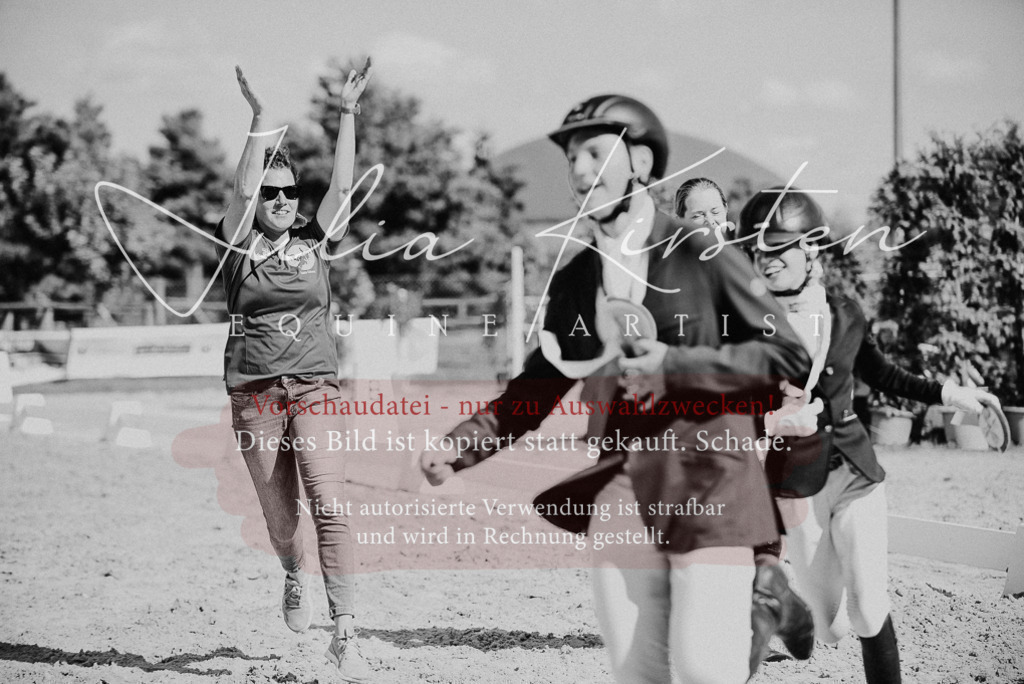DSC_9875 | Pferde- und Turnierfotografie in Westsachsen. Pferdeportraits, Auftragszeichnungen und intuitive Kunst.