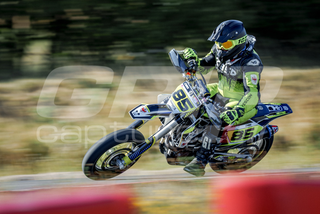 SuperMoto_Staatsmeisterschaft_Fuglau-73 | GRIPcapture steht für authentische Sportfotografie in Österreich – für Momente, die mehr sind als Geschwindigkeit oder Ergebnis. Es geht um Emotion, Spannung, Fokus und den Augenblick, der oft nur einen Wimpernschlag dauert.Ob Motorsport, Teamsport oder 