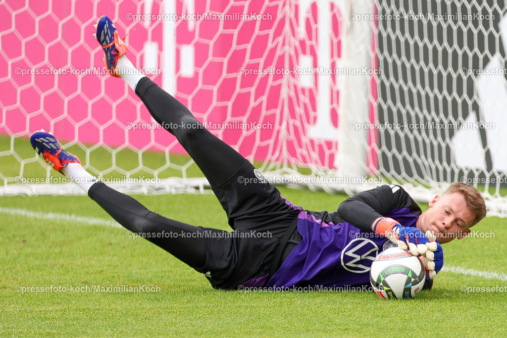DFB08092401008 | 08.09.2024, Düsseldorf, Fußball, öffentliches Training Nationalmannschaft Deutschland,  Paul-Janes-Stadion: Torwart Alexander Nübel (GER #21)DFB regulations prohibit any use of photographs as image sequences and or quasi-video.