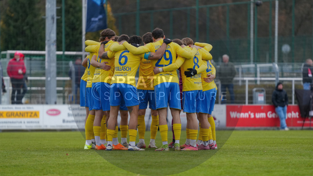 Fußball, Herren, Saison 2025/2026, Regionalliga Nordost, 18. Spieltag, FSV 63 Luckenwalde vs. FC Rot-Weiß Erfurt, Samstag 06.12.2025, Werner-Seelenbinder-Stadion Luckenwalde, | Fußball, Herren, Saison 2025/2026, Regionalliga Nordost, 18. Spieltag, FSV 63 Luckenwalde vs. FC Rot-Weiß Erfurt, Samstag 06.12.2025, Werner-Seelenbinder-Stadion Luckenwalde, Im Bild: Der Mannschaftskreis des FSV 63 Luckenwalde. - Realisiert mit Pictrs.com