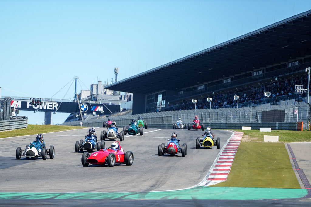 Belmot Oldtimer Grand Prix 2024 | 10.08.2024 Belmot Oldtimer Grand Prix 2024, Nürburgring,Deutschland, Bild: Start der Grand Prix Fahrzeuge von 1925 bis 1966 - Realisiert mit Pictrs.com