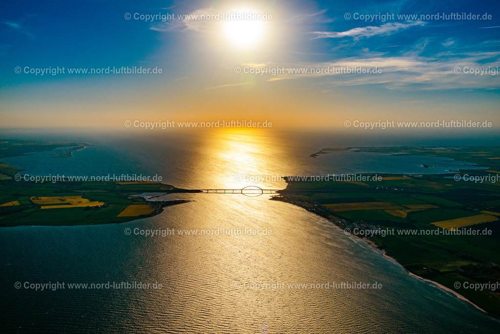 Fehmarnsundbrücke_Sonnenuntergang_ELS_2134150524 | FEHMARN 15.05.2024 Konstruktion der Seebrücke " Fehmarnsundbrücke " über der Wasseroberfläche des Fehmarnsund der Ostsee an der Straße E47 im Sonnenuntergang in Fehmarn auf der Insel Fehmarn im Bundesland Schleswig-Holstein, Deutschland. Weiterführende Informationen bei: Tourismus-Service Fehmarn. // Construction of the pier "Fehmarnsundbruecke" over the water surface of the Fehmarnsund of the Baltic Sea on the E47 road in Fehmarn on the island of Fehmarn in the federal state of Schleswig-Holstein, Germany. Further information at: Tourismus-Service Fehmarn. Foto: Martin Elsen