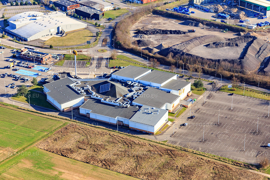 Vue aérienne: Cinéma Pathé Brumath à Brumath dans le département Bas Rhin, France.Photo: IMG_097644.jpg prise le 16/03/2017 par Werner Riehm/FLY-FOTO.euRésolution de l'original: 5472 x 3648 pxWWW.PATHE.FR