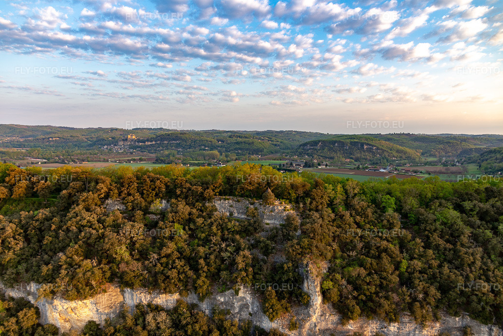 Vue aérienne: Jardins des Marqueyssac à Vézac dans le département Dordogne, France. Photo: IMG_113679.jpg prise le 20/04/2019 par Werner Riehm/FLY-FOTO.eu – Résolution de l'original: 5472 x 3648 px