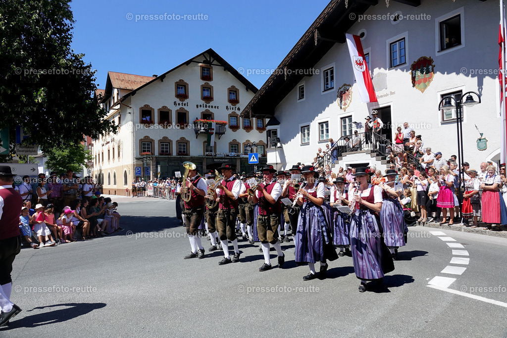 news-2022-Juli17-Musikumzug-Reutte-DSD03316-Memhoelz | Info aus dem Bezirk Reutte/Ausserfern Tirol sowie eine umfangreiche Bilddatenbank über die gesamte Region: Lechtal, Talkessel Reutte, Tannheimertal, Zwischentoren. Lech, Plansee, Zugspitze, Grenztunnel, B179, Fernpassstraße, Verkehr, Lawinen, Tradition, - Realisiert mit Pictrs.com