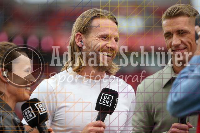 Bayer 04 Leverkusen vs Borussia Mönchengladbach - Bundesliga  | Leverkusen, Deutschland, 21.09.25:   Trainer Eugen Polanski (Borussia Mönchengladbach) lächelt, lacht im Interview waehrend des Spiels der Bundesliga zwischen  Bayer 04 Leverkusen vs Borussia Mönchengladbach in der BayArena(Foto von Brauer-Fotoagentur / Adrian Schlueter)