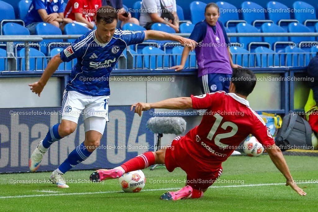 xSSC26072501006 | 26.07.2025, xsscx, Fuﬂball, FC Schalke 04 - FC Sevilla, 2. Fuﬂball Bundesliga, VELTINS-Arena, Saison 2025 2026: Christopher Antwi-Adjei (FC Schalke 04 #18) im Zweikampf gegen Gabriel Suazo (FC Sevilla #12) DFB regulations prohibit any use of photographs as image sequences and or quasi-video.