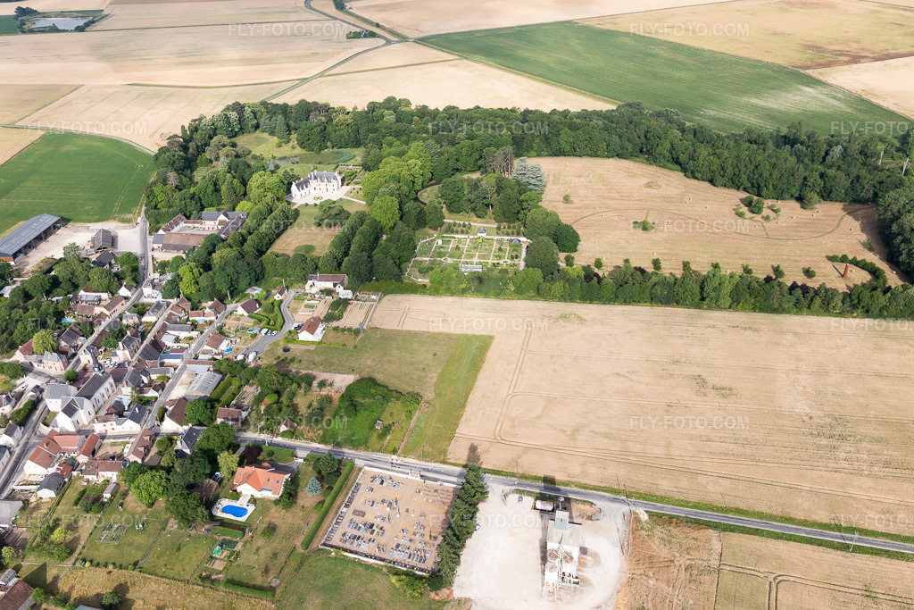 Aerial view: View of the town in Saint-Cyr-du-Gault in the state Loir et Cher, France. – Photo: IMG_101193.jpg taken on 06/24/2017 by Werner Riehm/FLY-FOTO.com – Resolution of the original: 5472 x 3648 px