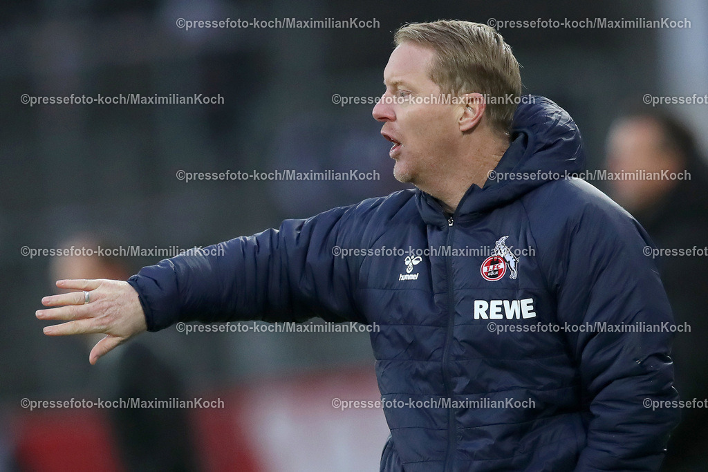 RWE06012402141 | 06.01.2024, Essen, Fußball, Herren, Stadion an der Hafenstraße, Testspiel, Rot-Weiss Essen – 1. FC Köln:  Cheftrainer Timo Schultz (1.FC Köln) steht bei seinem ersten Spiel als neuer Trainer gestikulierend am Spielfeldrand. 
DFB regulations prohibit any use of photographs as image sequences and or quasi-video.