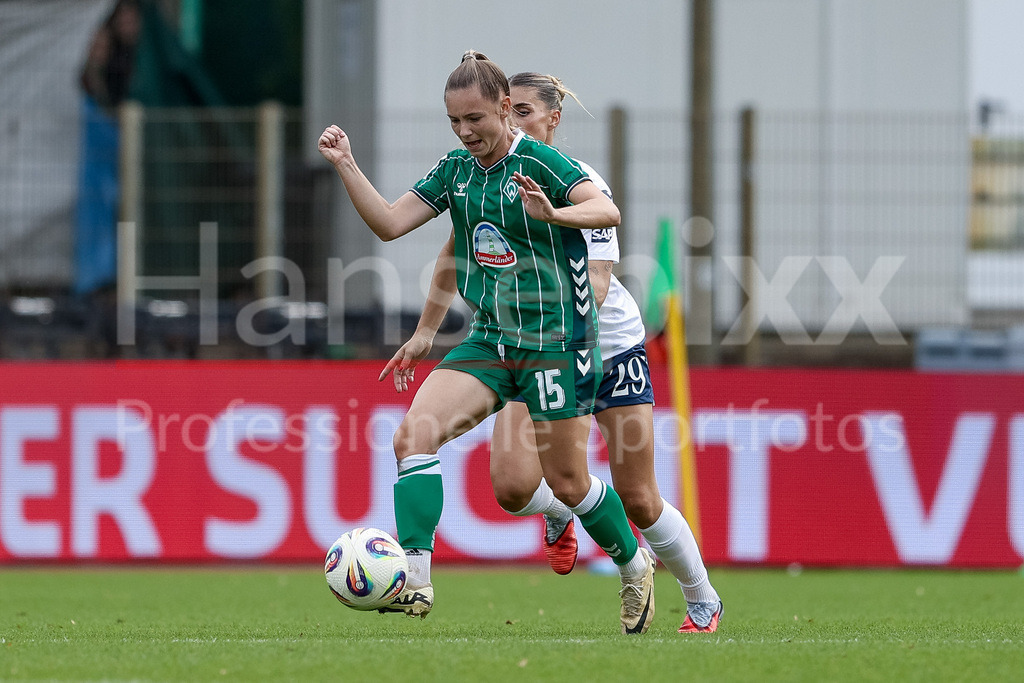 Fussball, Google Pixel Frauen-Bundesliga, SV Werder Bremen - TSG 1899 Hoffenheim | Michelle Weiß (SV Werder Bremen, 15) am Ball, Einzelbild, Ganzkörper, Aktion, Action, Spielszene, DIE DFB-RICHTLINIEN UNTERSAGEN JEGLICHE NUTZUNG VON FOTOS ALS SEQUENZBILDER UND/ODER VIDEOÄHNLICHE FOTOSTRECKEN. DFB REGULATIONS PROHIBIT ANY USE OF PHOTOGRAPHS AS IMAGE SEQUENCES AND/OR QUASI-VIDEO.