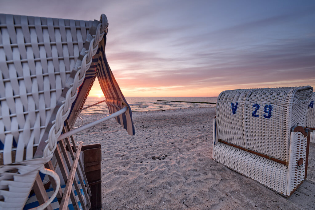 CS-240508-4363-1 | Strandkörbe im Sonnenaufgang in Boltenhagen