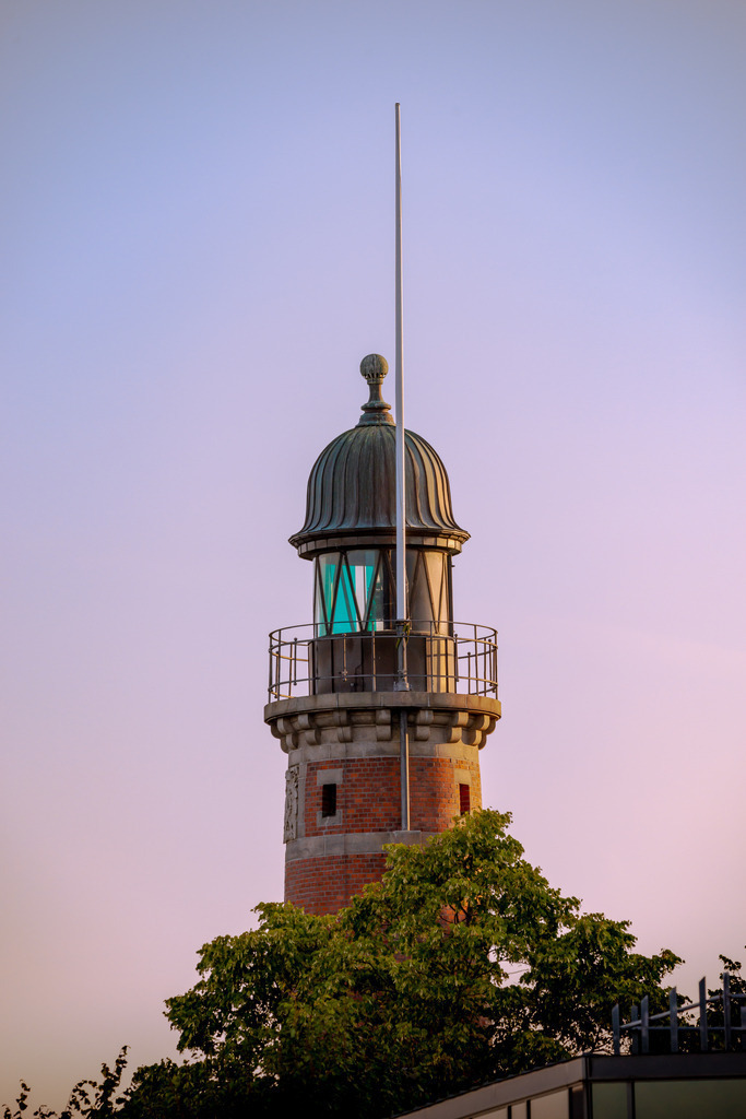 Leuchtturm Holtenau | Der Leuchtturm Holtenau befindet sich am Nordufer der Zufahrt zum Nord-Ostsee-Kanal in Kiel-Holtenau und dient seit 1895 als Einfahrtsfeuer. Der Turm ist Seezeichen und Gedenkstätte und zählt zu den schönsten Leuchttürmen Deutschlands.