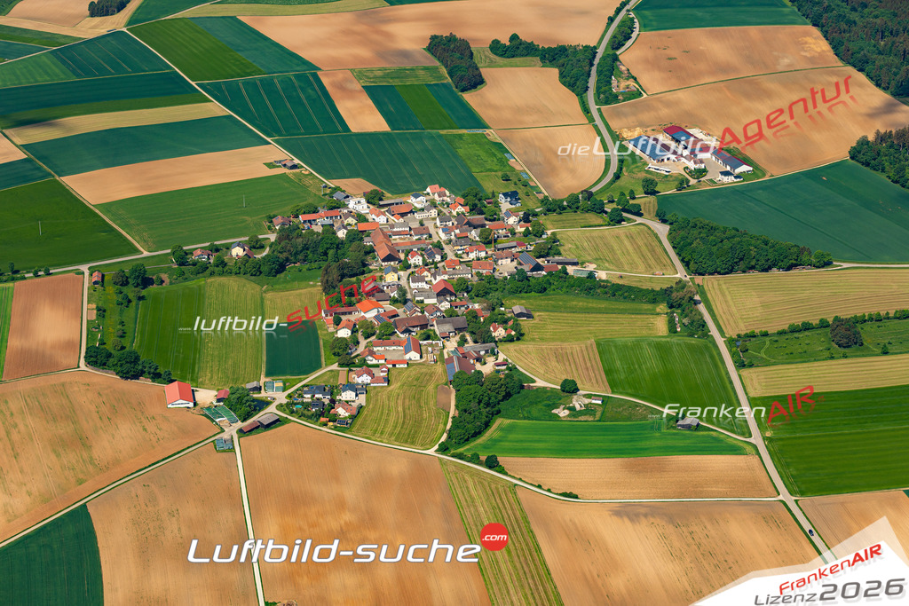 Die Luftaufnahme Amtmannsdorf - Beilngries wurde 2022 vom Flugzeug aus (keine Drohne) erstellt. Hohe Auflösung -für große Poster und Wandbilder geeignet - Garantiert!
